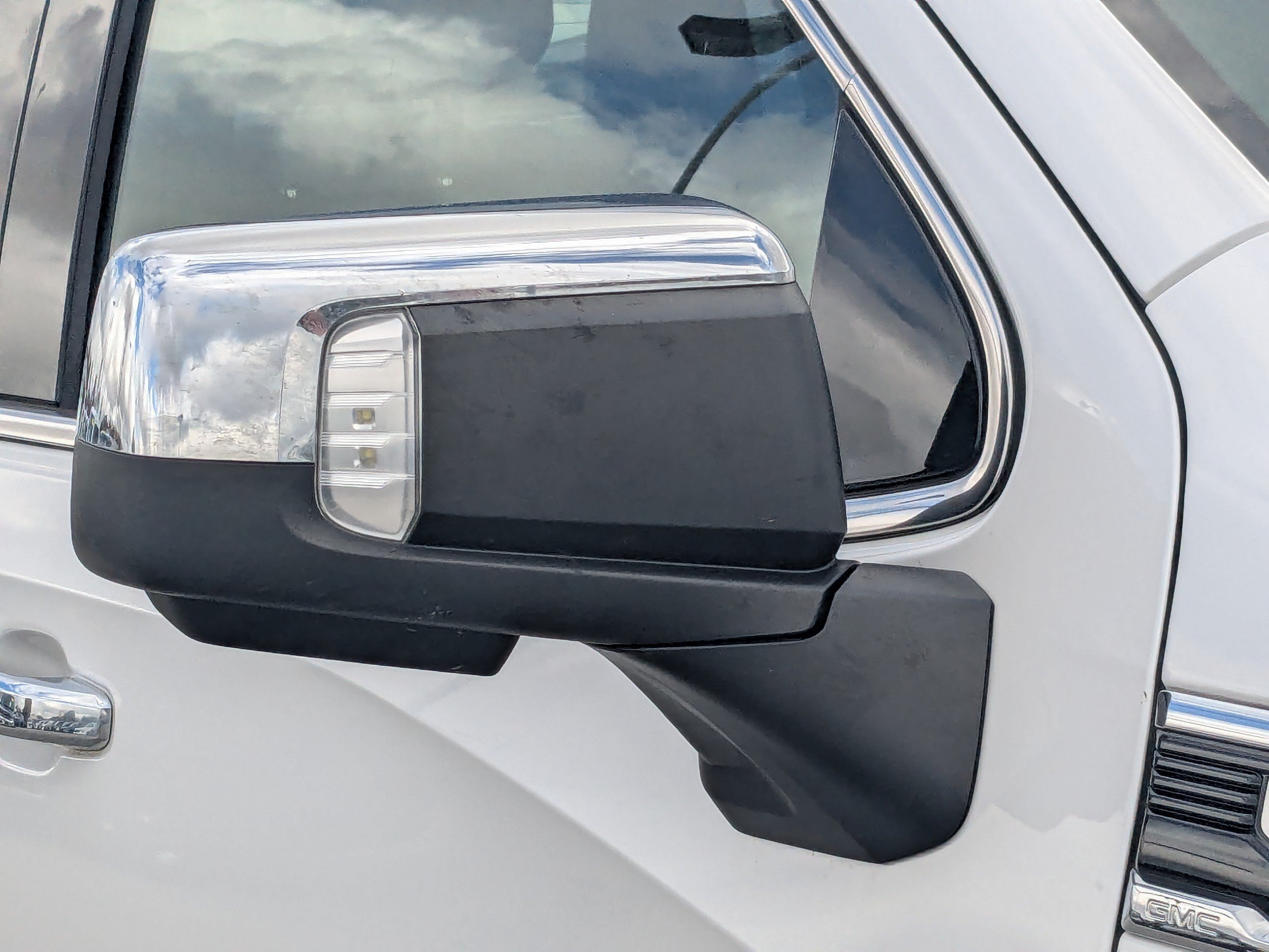 Used 2022 White Frost Tricoat GMC SLT image 10