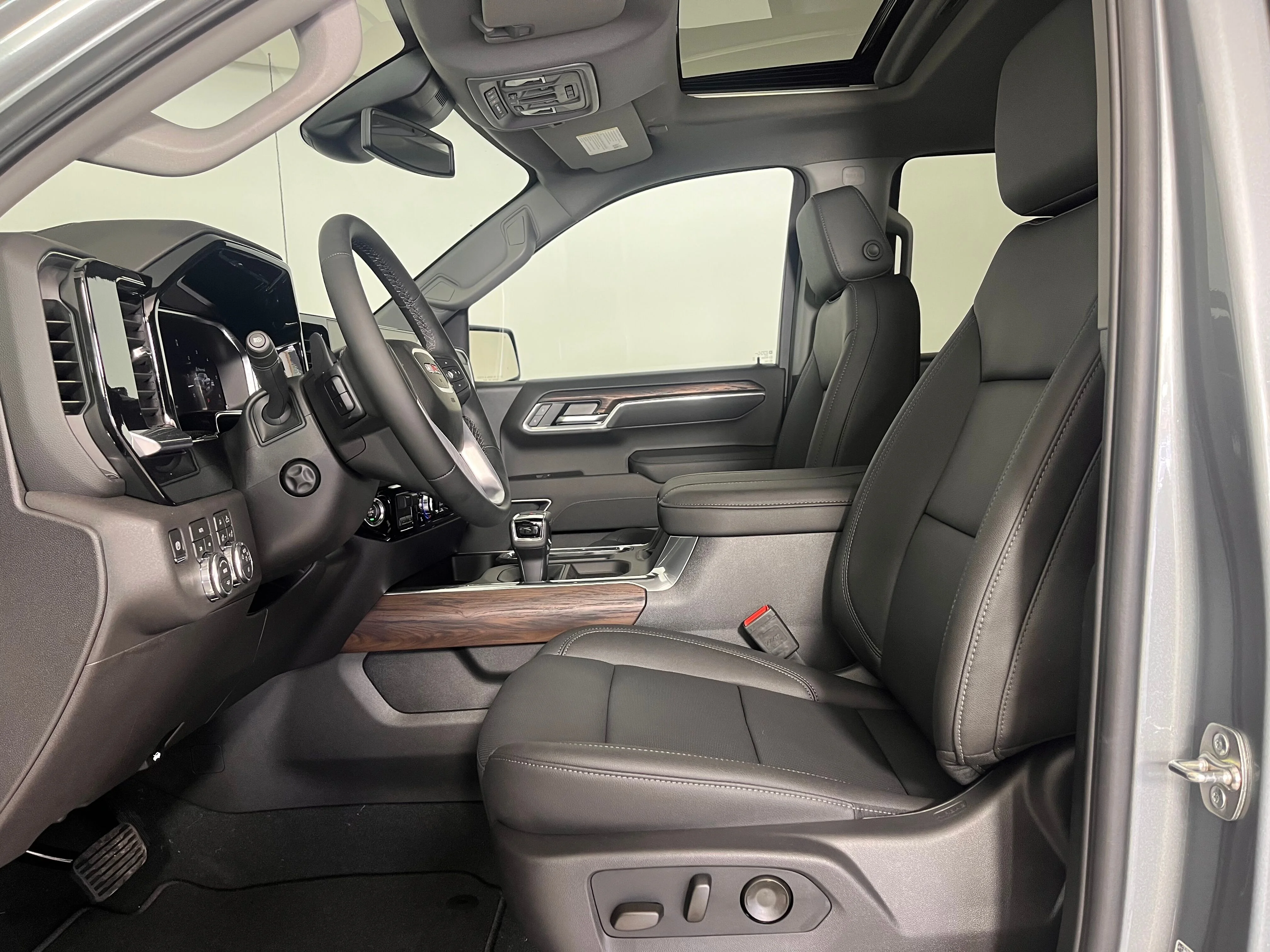2026 GMC Sierra 1500 SLT - Photo 6