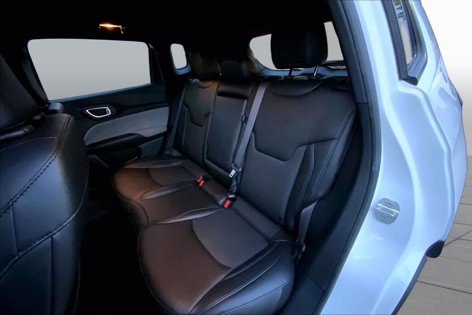 Used 2024 Bright White Clearcoat Jeep Latitude image 20