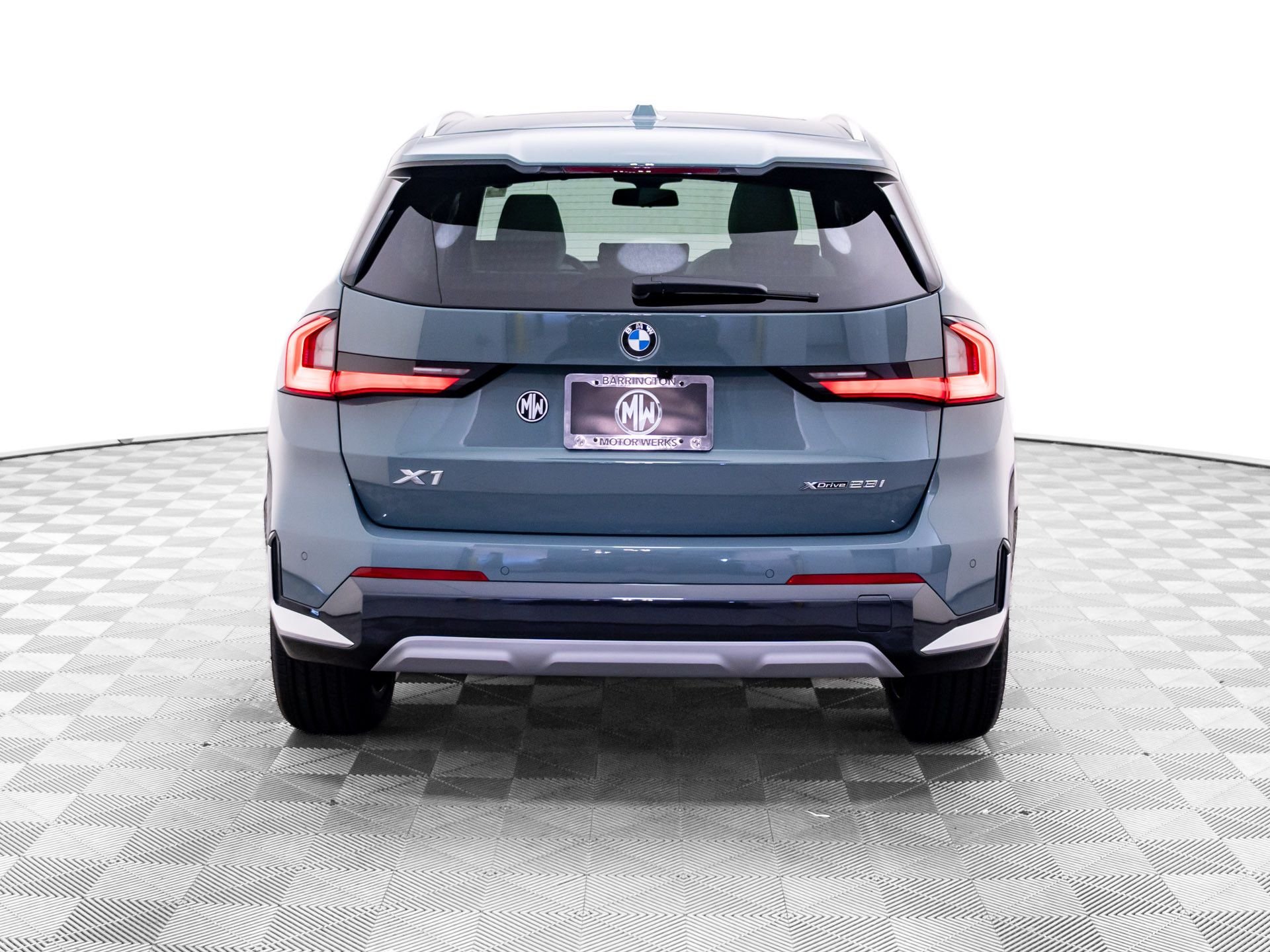 New 2027 Cape York Green Metallic BMW xDrive28i image 4
