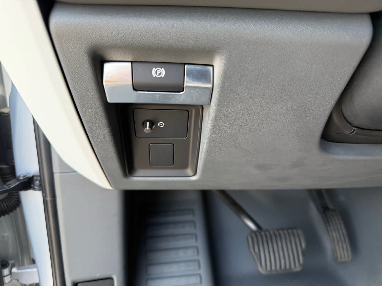 Used 2024 Hakuba Silver Metallic Land Rover S image 25