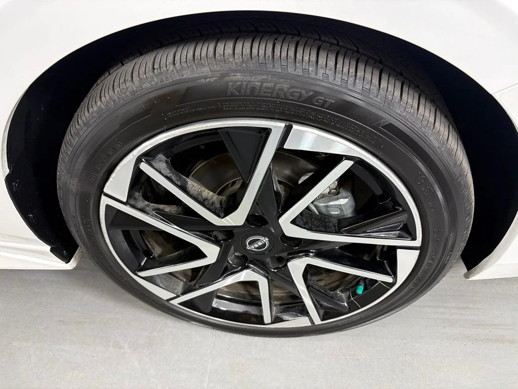 Certified Used 2025 White Nissan SR image 10