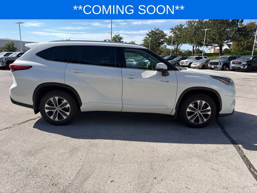 Used 2021 White Toyota XLE image 5