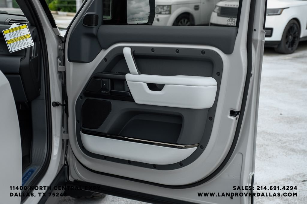New 2026 Borasco Grey Metallic Land Rover OCTA image 49