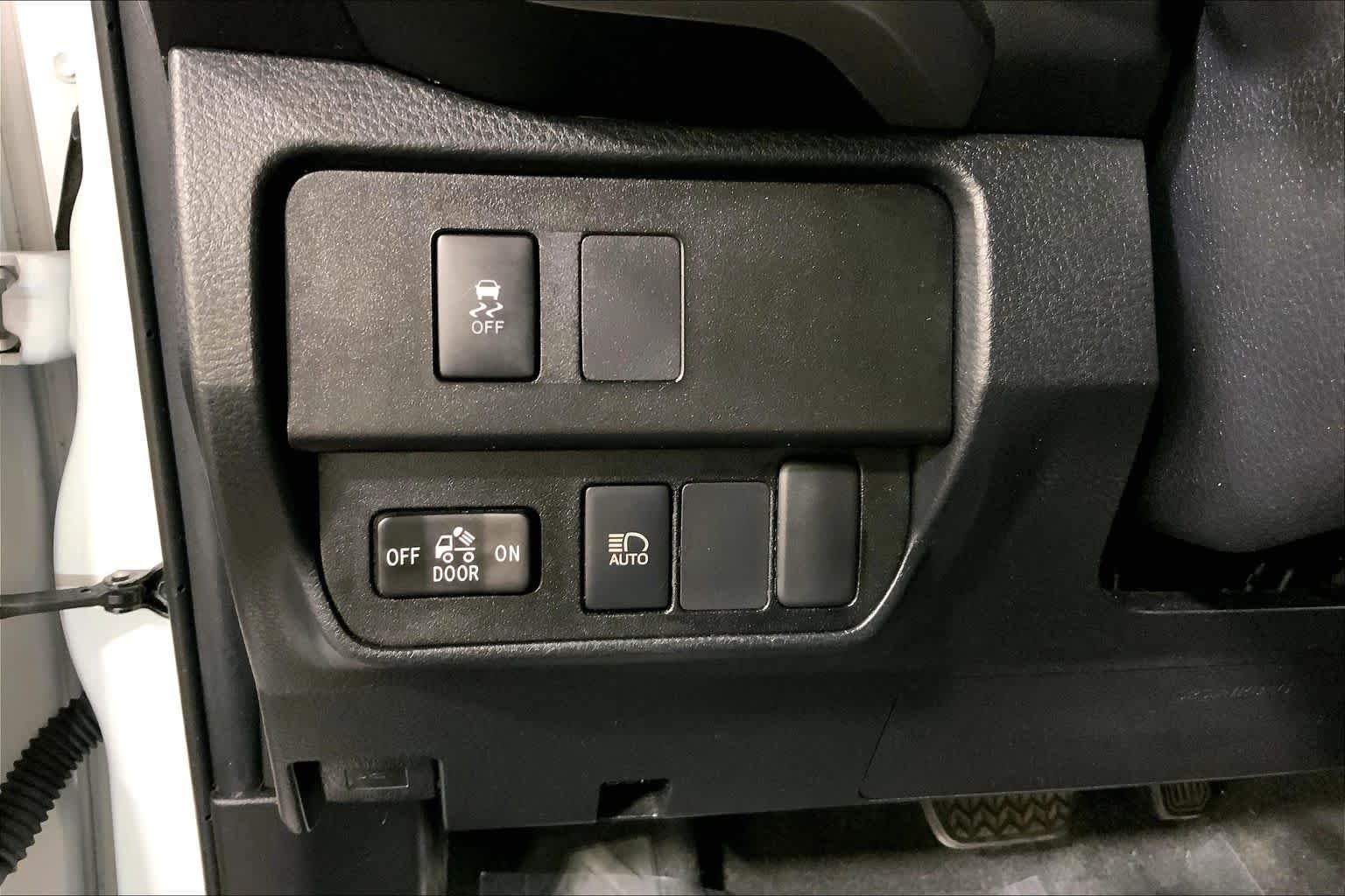 Used 2022 White Toyota SR5 image 35