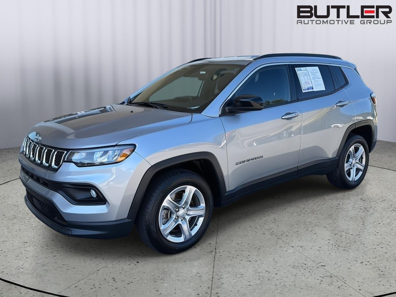 Used 2024  Jeep Latitude image 1