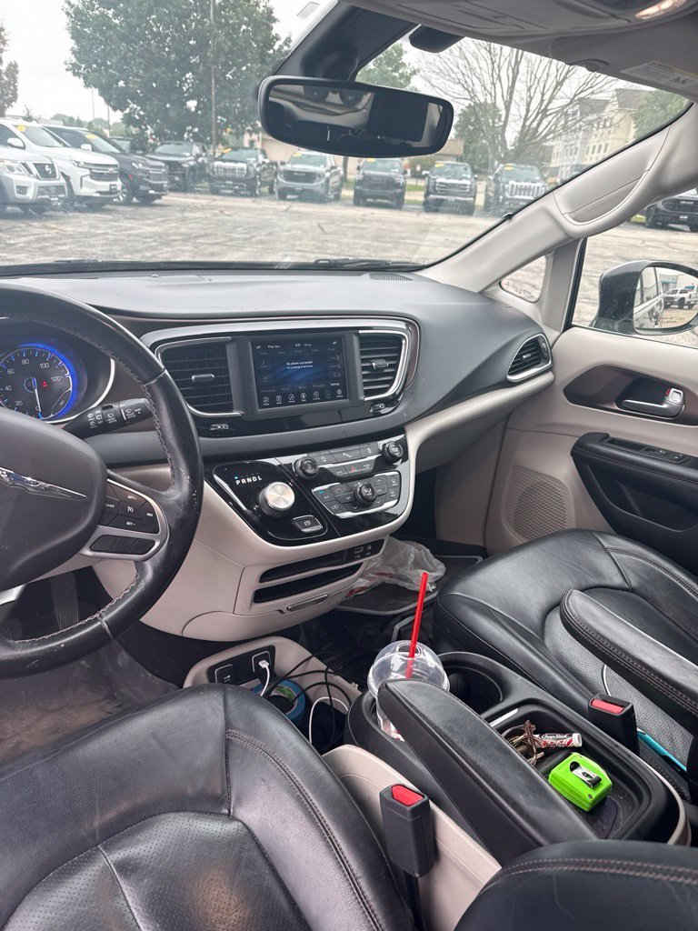 Used 2018 Black Chrysler Touring L image 5