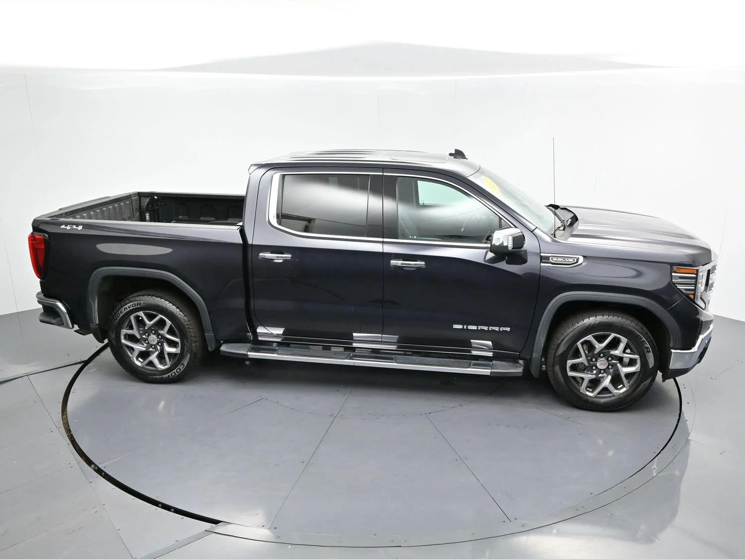 Used 2022 Titanium Rush Metallic GMC SLT image 42