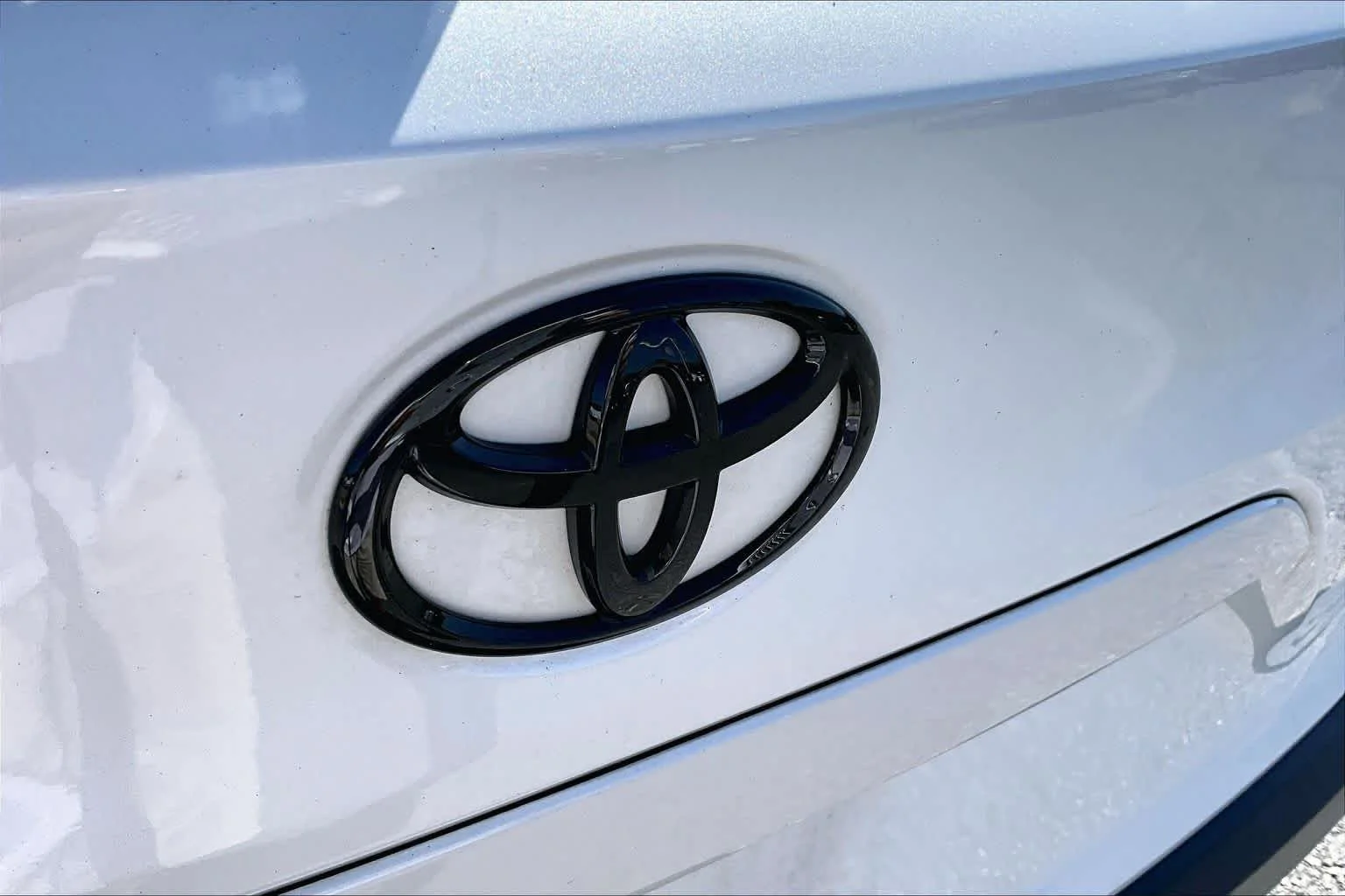 Used 2024 Wind Chill Pearl Toyota Hybrid SE image 29