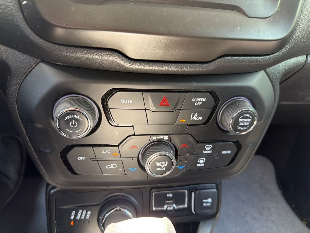 Used 2021 White Jeep Latitude image 11