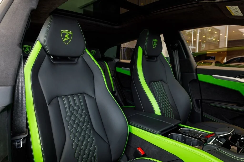 Used 2025 Green Lamborghini SE image 30