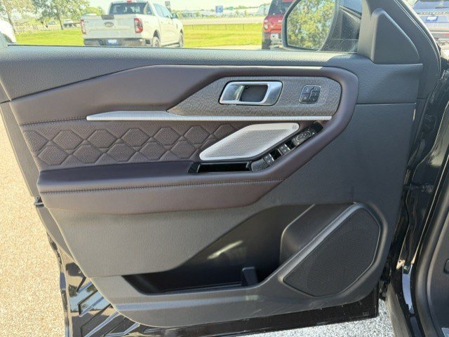 Used 2025 Black Metallic Ford Platinum image 9