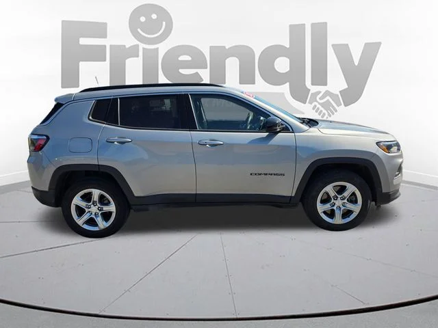 Used 2023 Silver Jeep Latitude image 4
