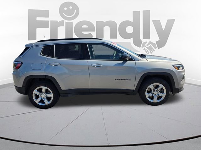 Used 2023 Silver Jeep Latitude image 4
