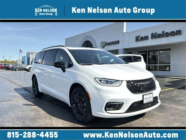 2026 Chrysler Pacifica Limited AWD's photo