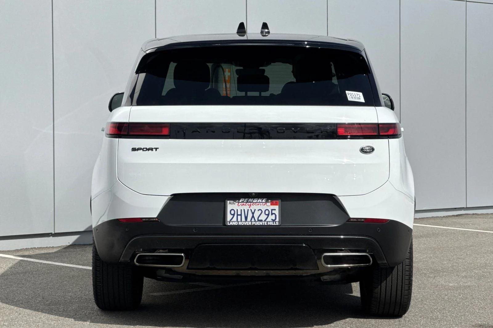 Used 2023 White Land Rover SE image 4