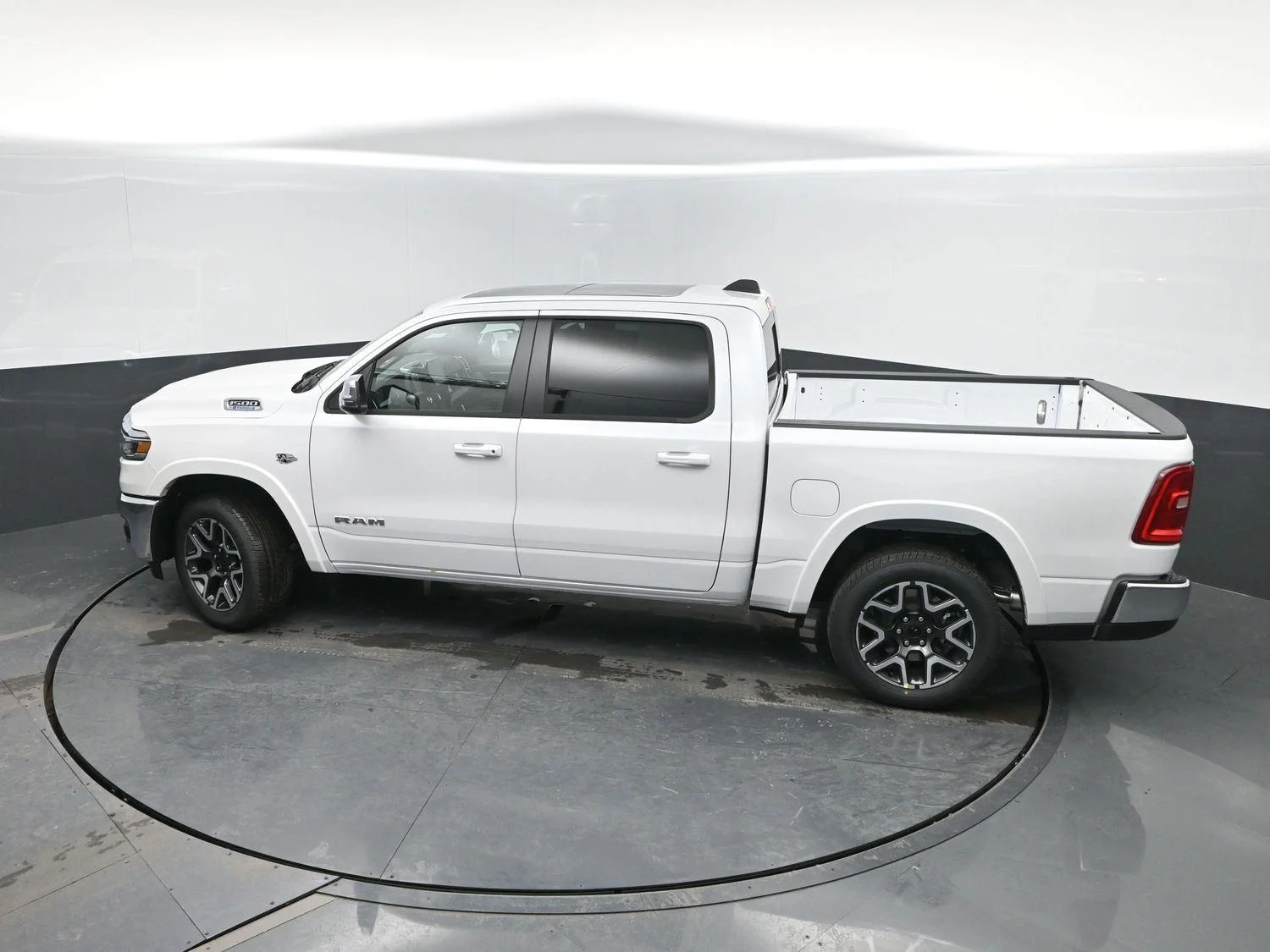 New 2026 Ivory White Tri-Coat Pearl-Coat Exterior Paint RAM Laramie image 42