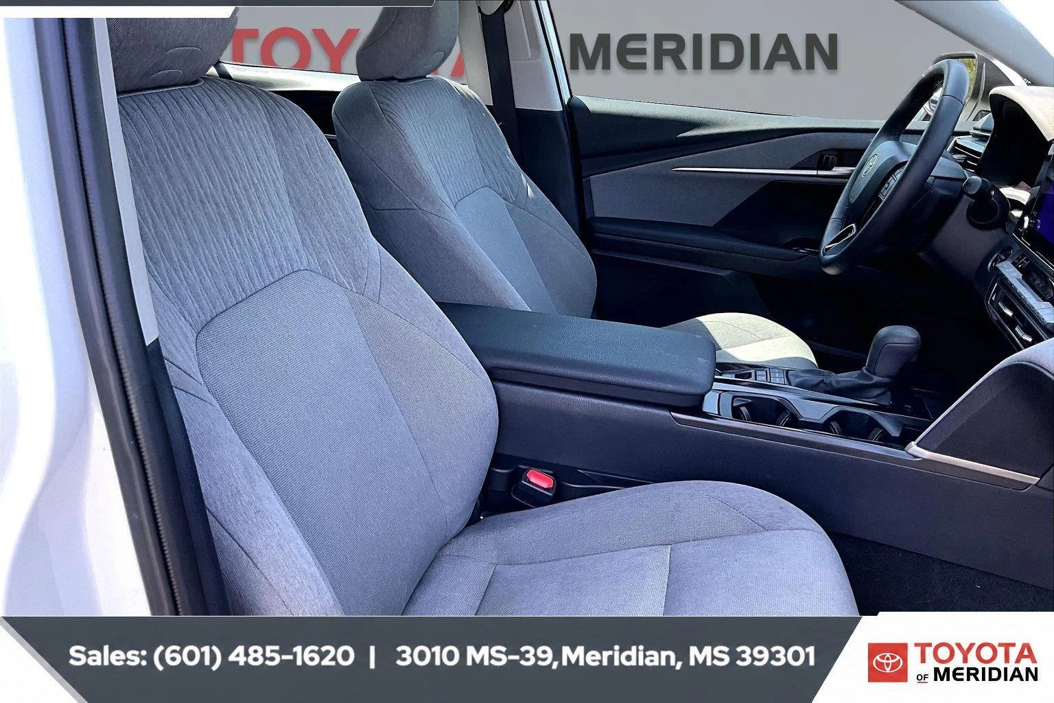 Used 2025 Ice Cap Toyota LE image 6