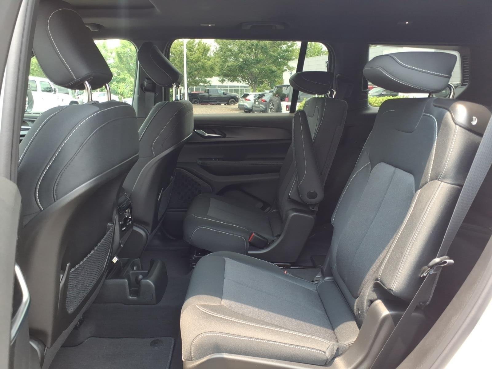 New 2026 Bright White Clear-Coat Exterior Paint Jeep Laredo X image 19