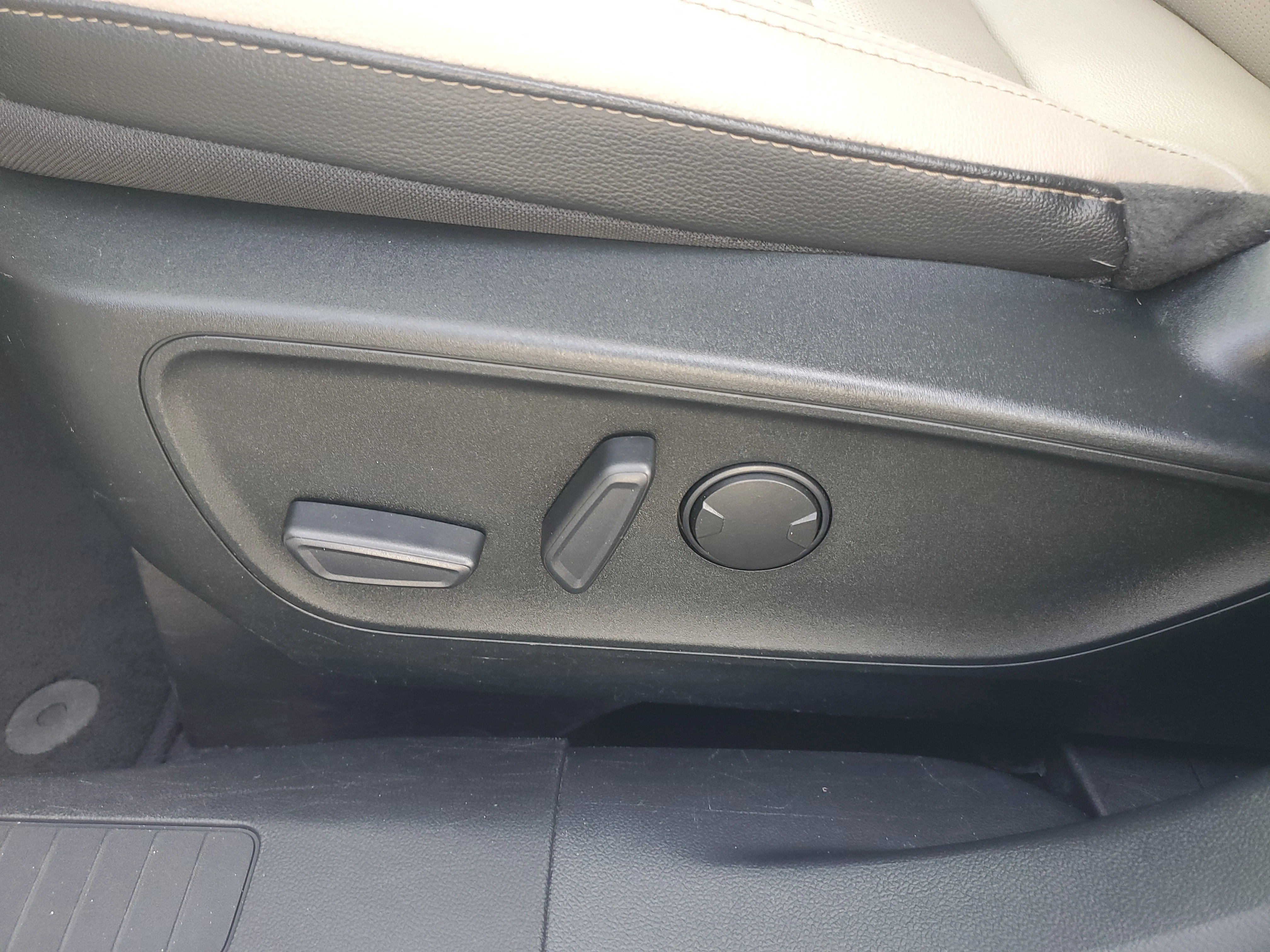 Used 2022 Oxford White Ford SEL image 20
