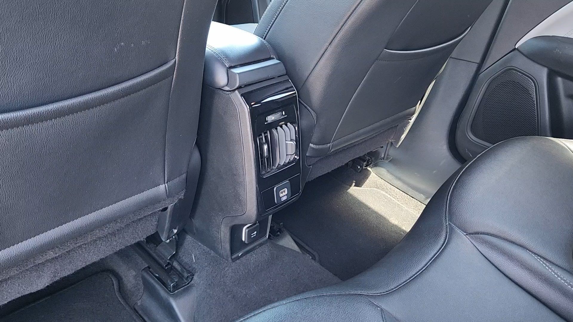 Used 2025 Hydro Blue Pearlcoat Jeep Limited image 17