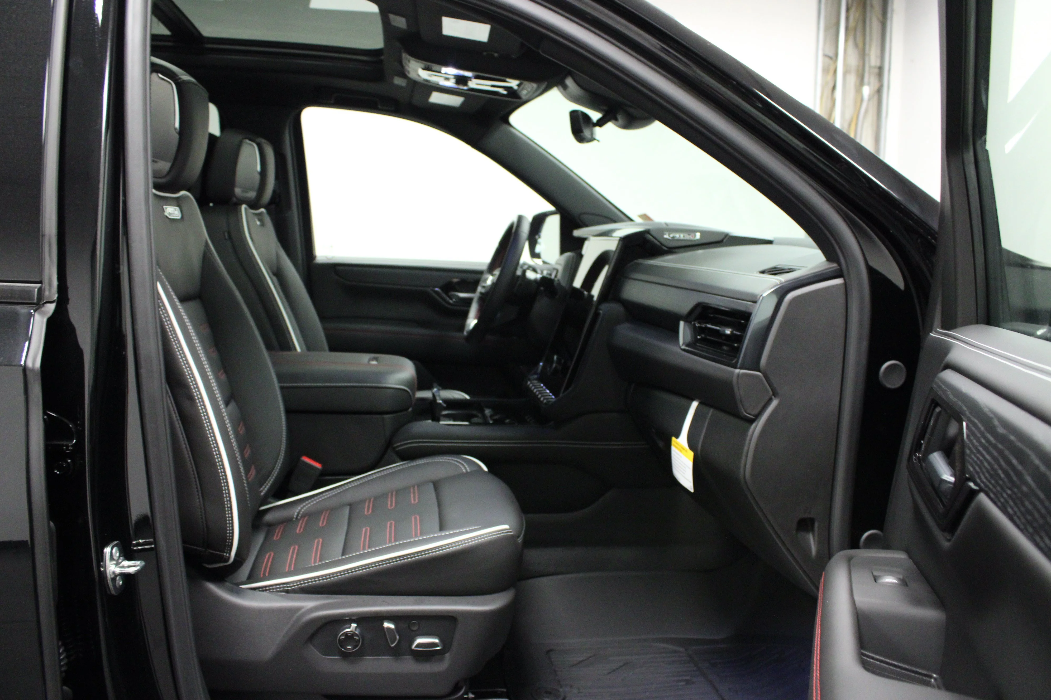 2026 GMC Yukon AT4 Ultimate - Photo 17