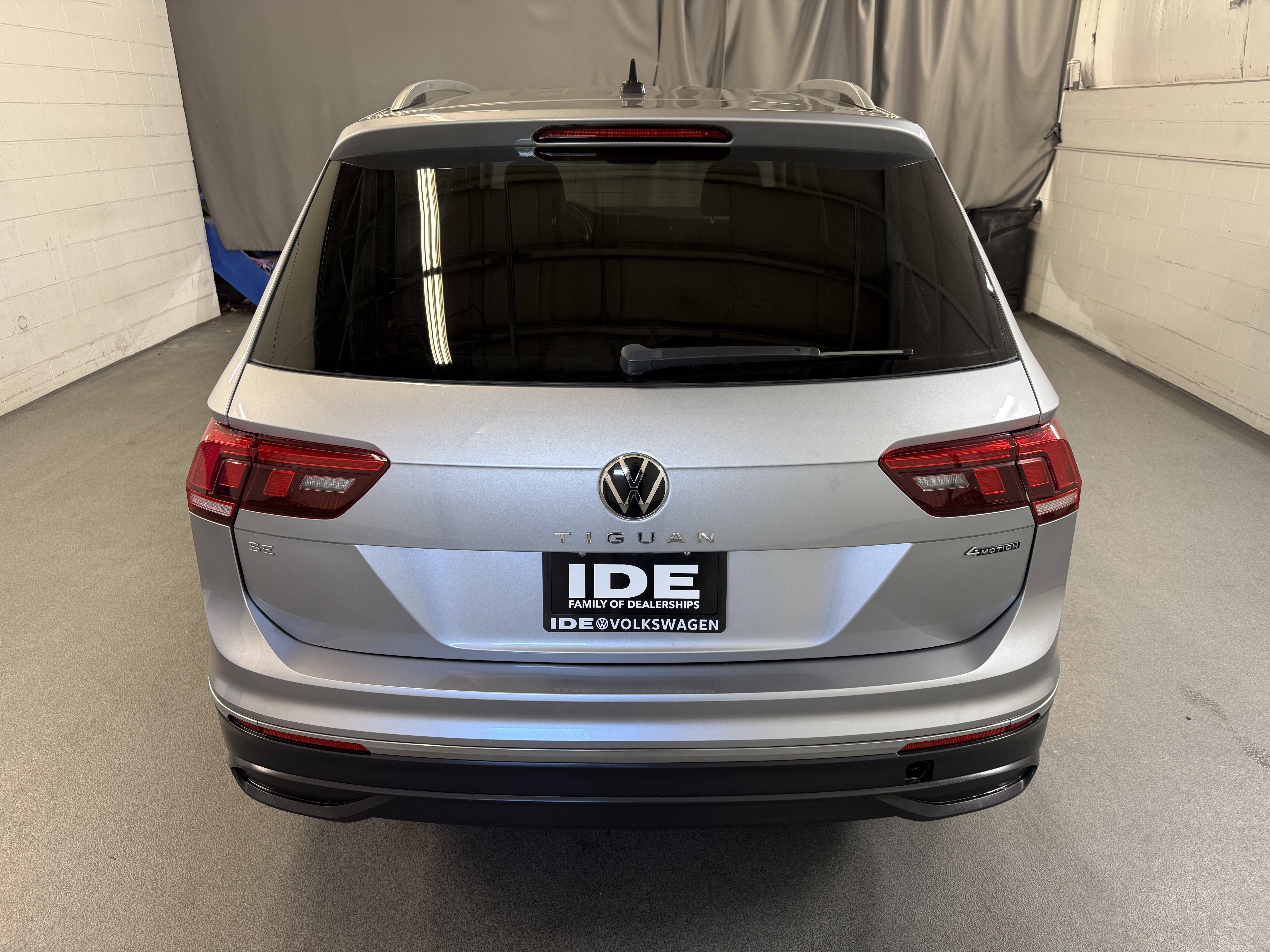 Used 2023 Pyrite Silver Metallic Volkswagen SE image 7