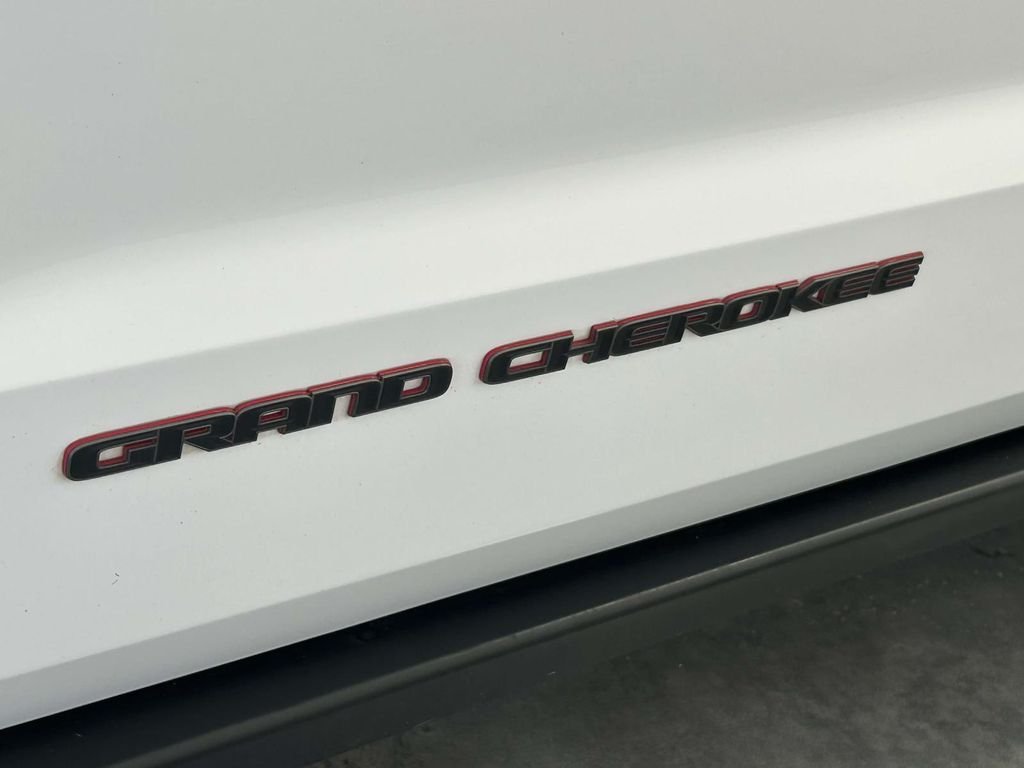 Used 2018 White Jeep Trailhawk image 11