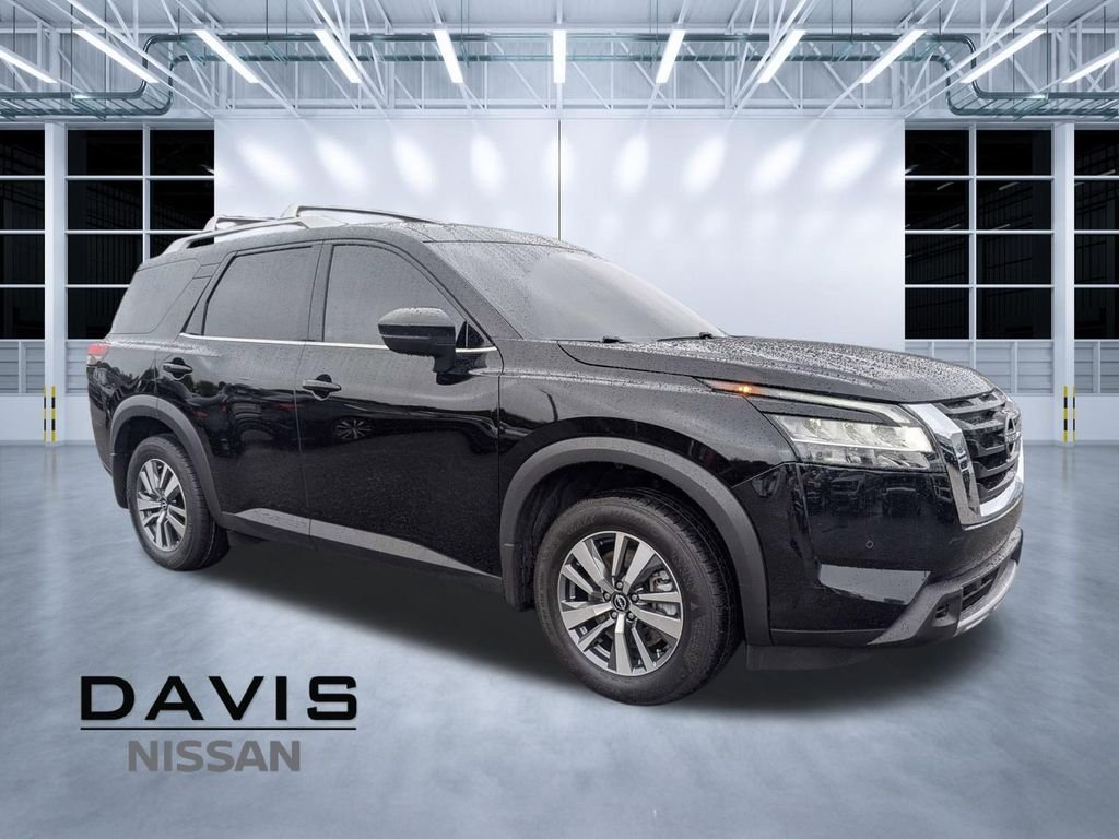 2024 Nissan Pathfinder SL 2WD's photo