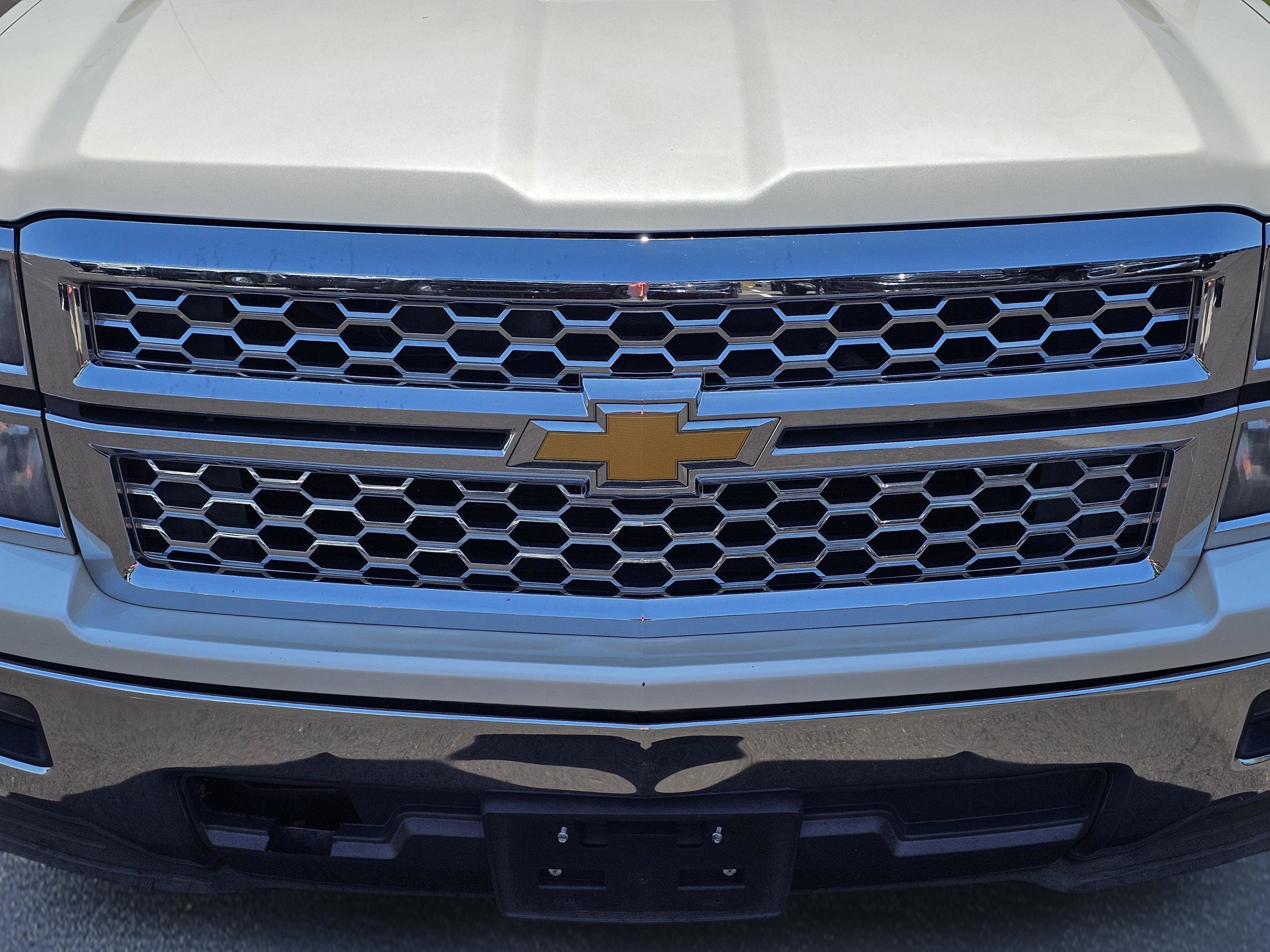 Used 2015 White Diamond Tricoat Chevrolet LT image 3