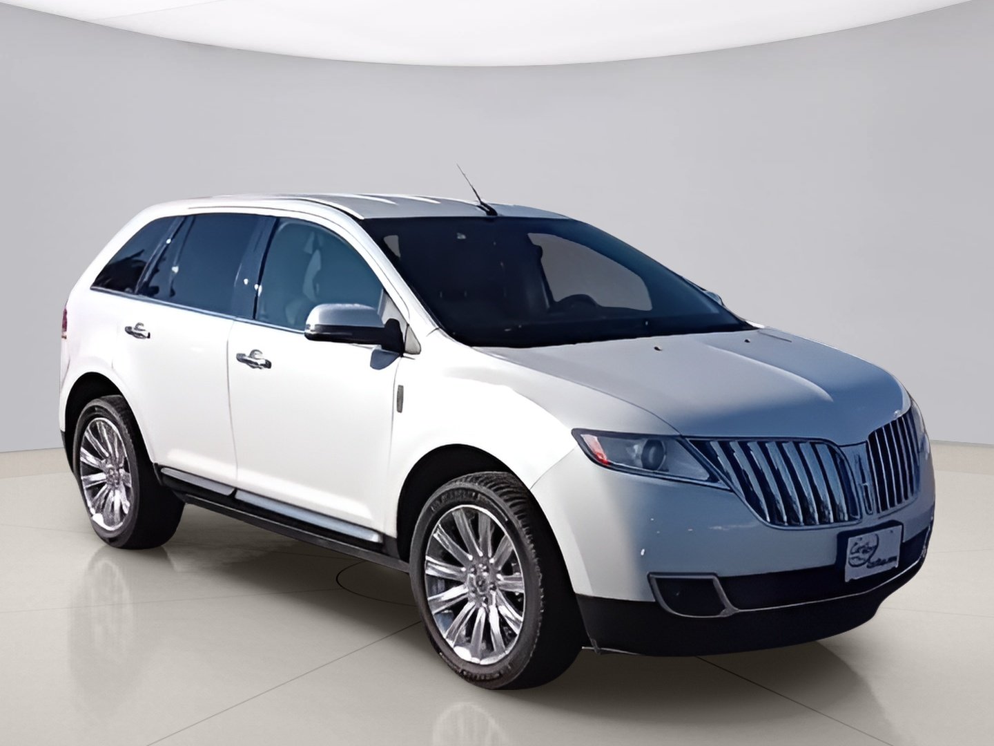 Used 2013 White Lincoln AWD image 3