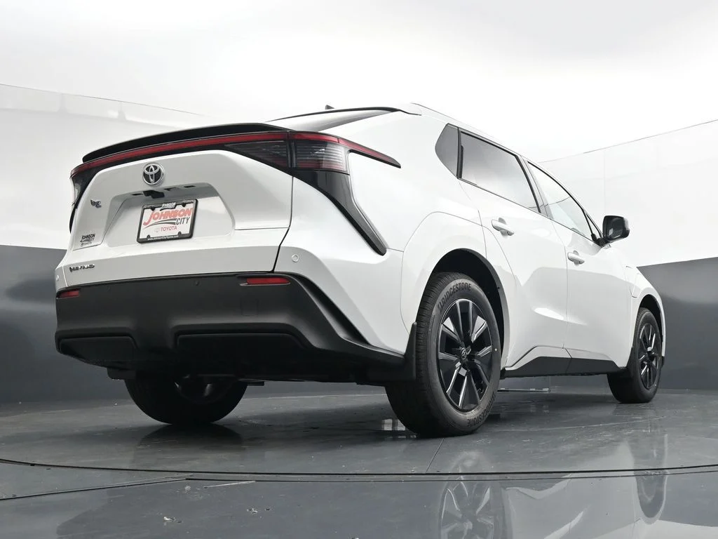 New 2026 Wind Chill Pearl <sup>1</sup> Toyota  XLE image 33
