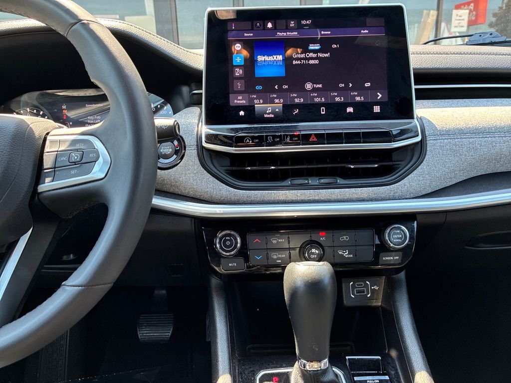 Used 2024 White/off-white Jeep Latitude image 18