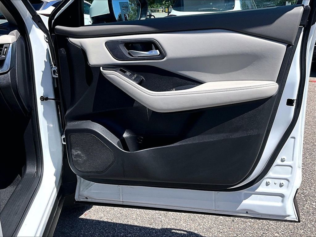 Used 2025 White Nissan SV image 12