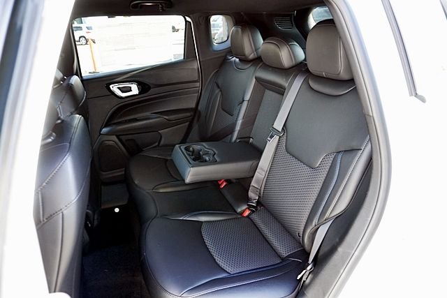 New 2026 Bright White Clearcoat Jeep Latitude image 19