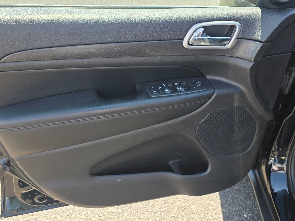 Used 2018 Diamond Black Crystal Pearlcoat Jeep Laredo E image 30