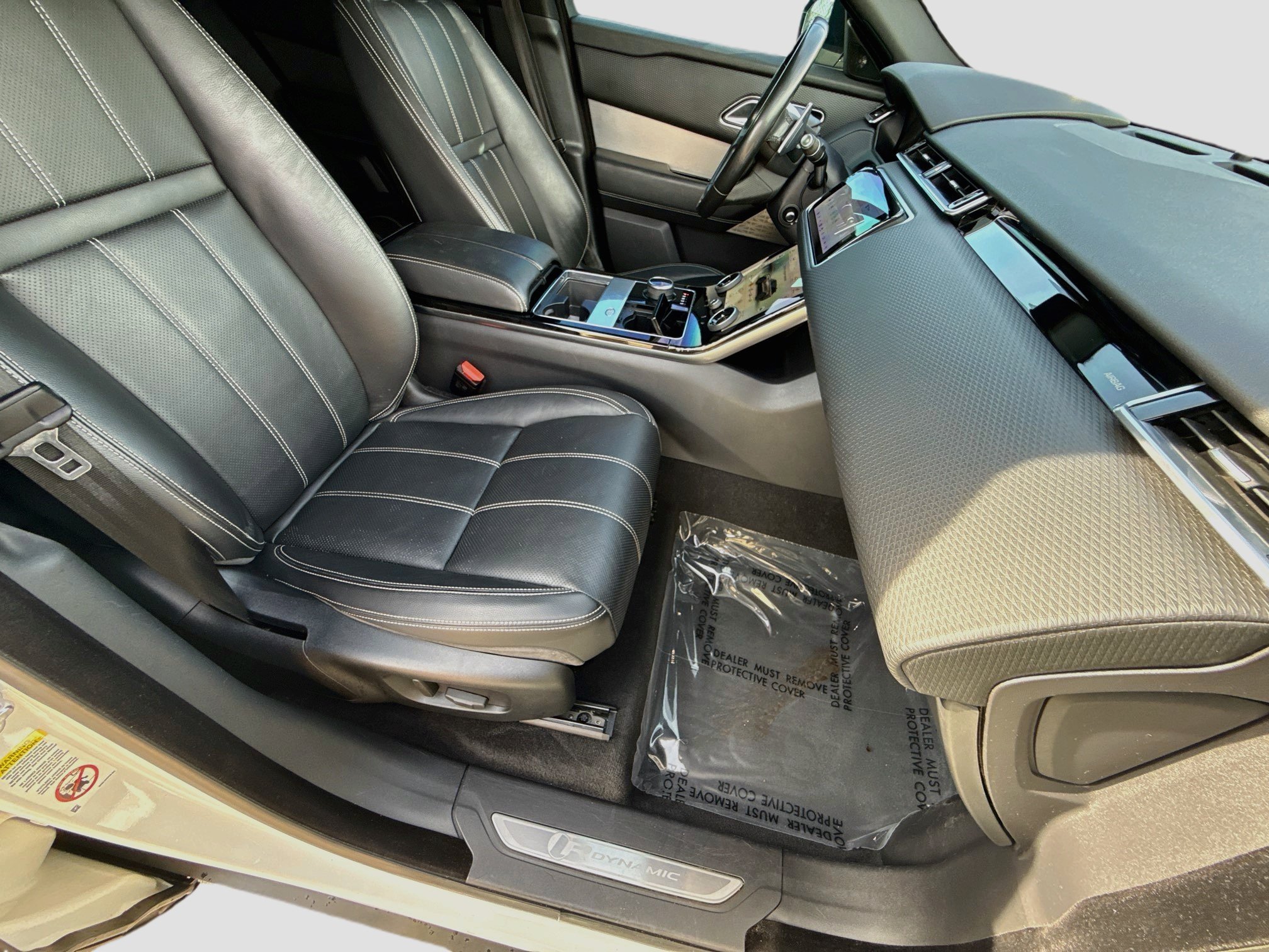 Used 2019 White Land Rover R-Dynamic SE image 14