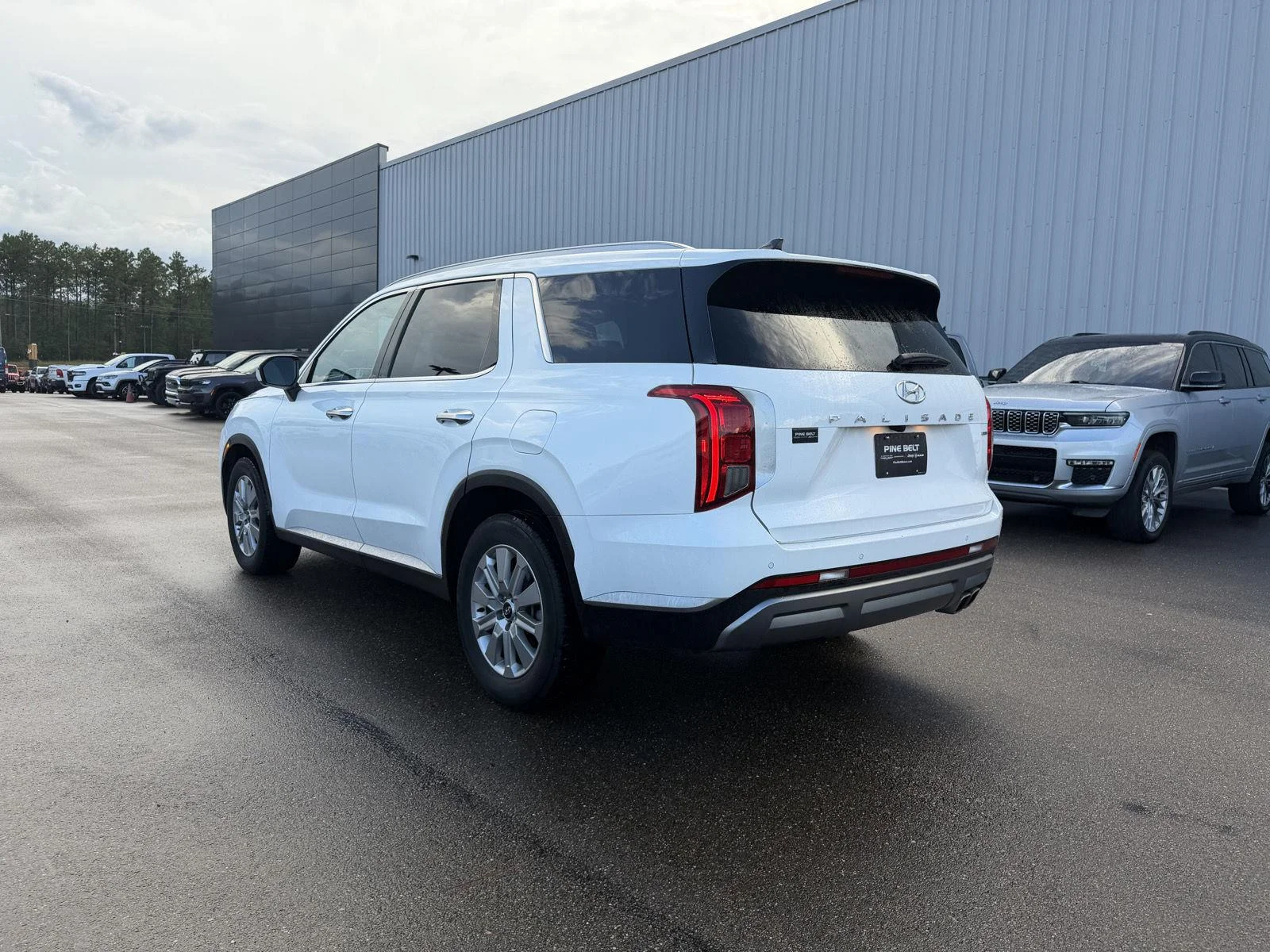 Used 2025 Hyper White Hyundai SEL image 4