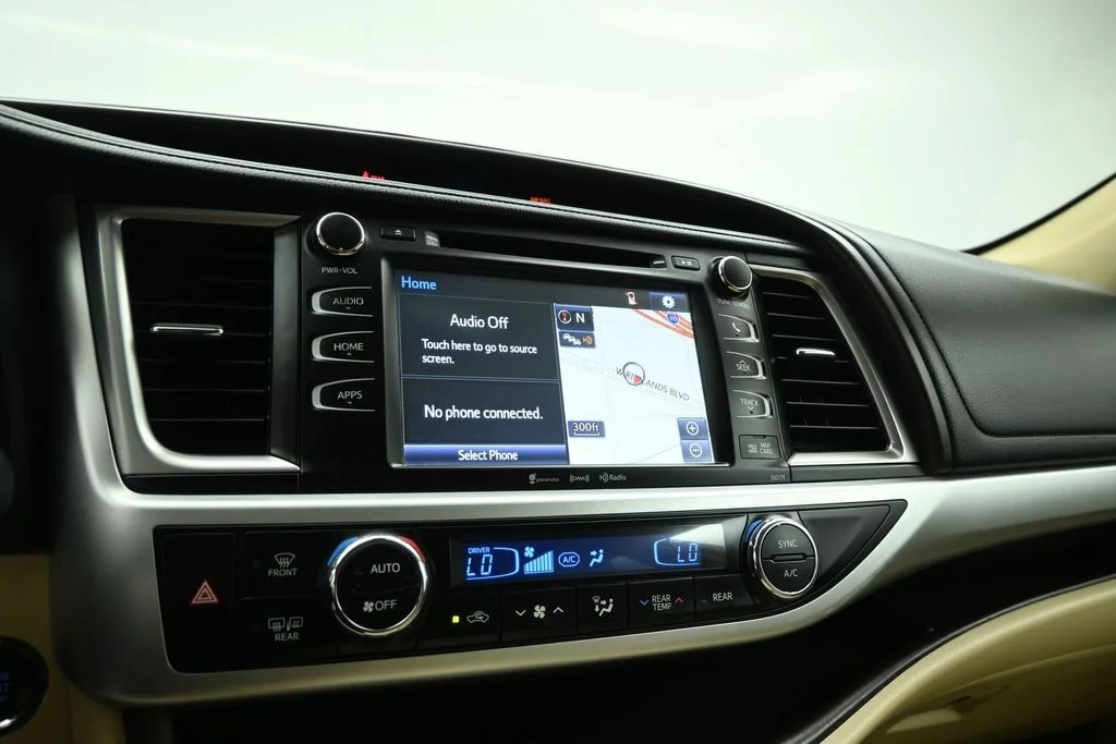 Used 2018 Black Toyota XLE image 13