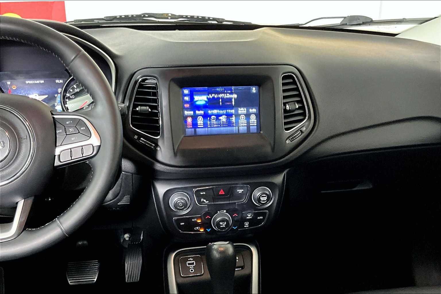 Used 2018 Olive Green Pearlcoat Jeep Latitude image 7