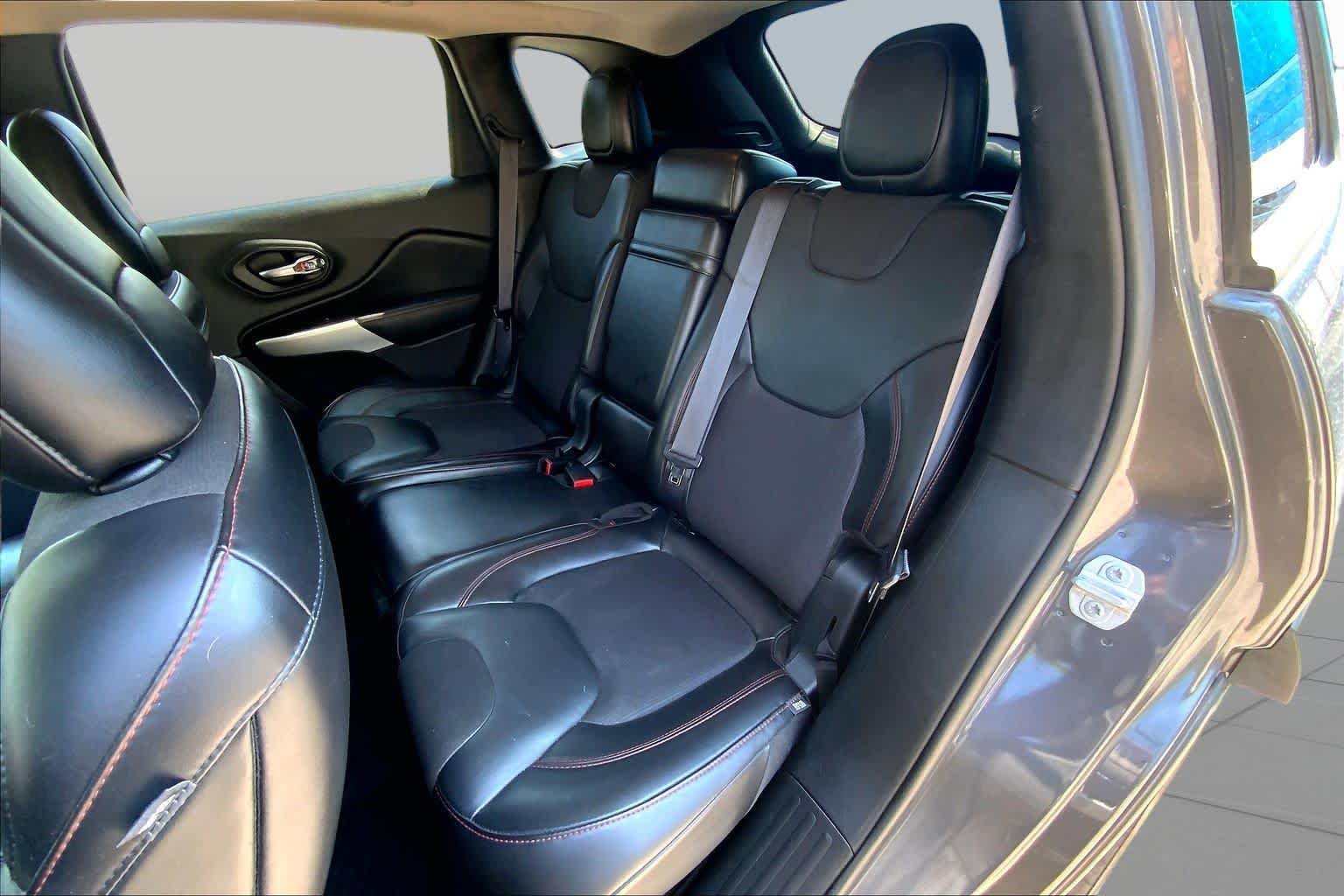 Used 2018 Granite Crystal Metallic Clearcoat Jeep Trailhawk image 21