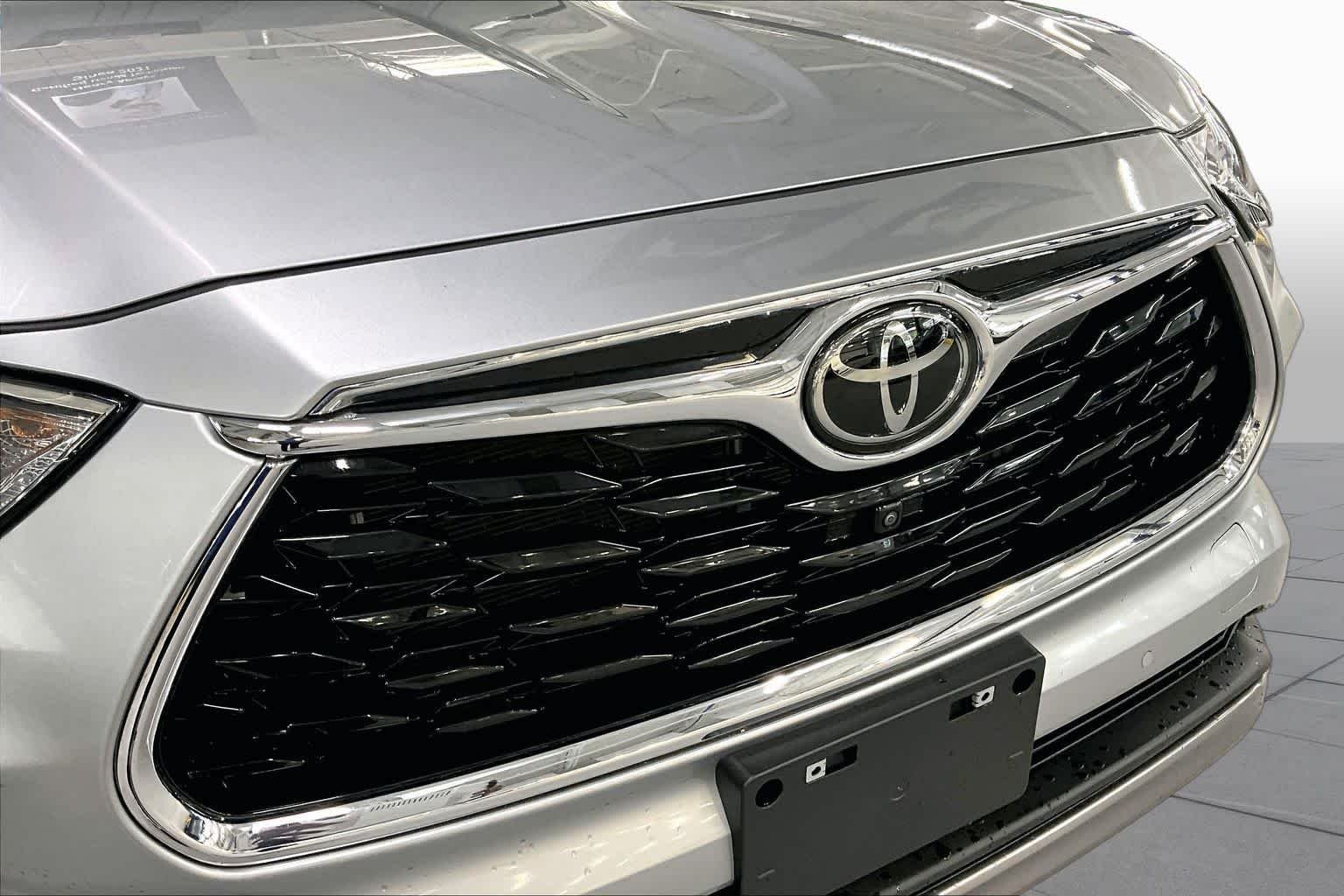 Used 2023 Celestial Silver Metallic Toyota Platinum image 29