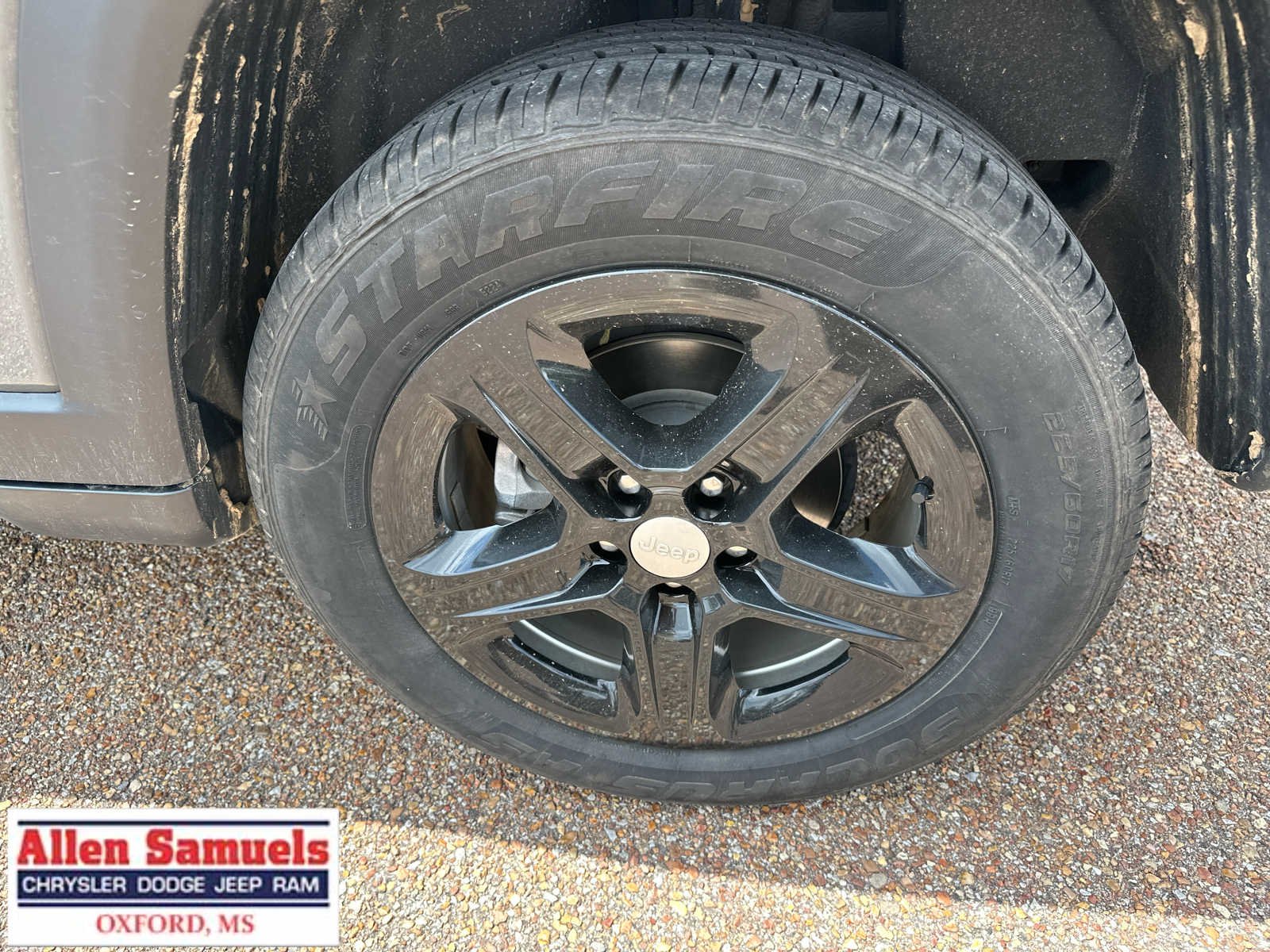 Used 2024 Sting-Gray Clearcoat Jeep Latitude image 44