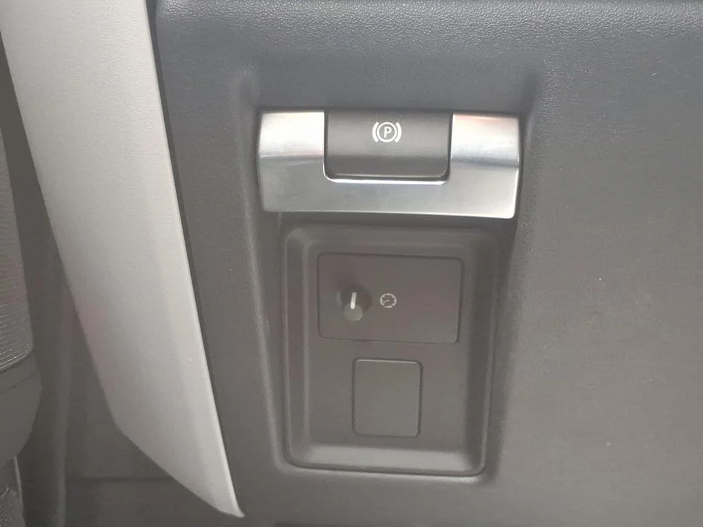 Used 2025  Land Rover S image 41