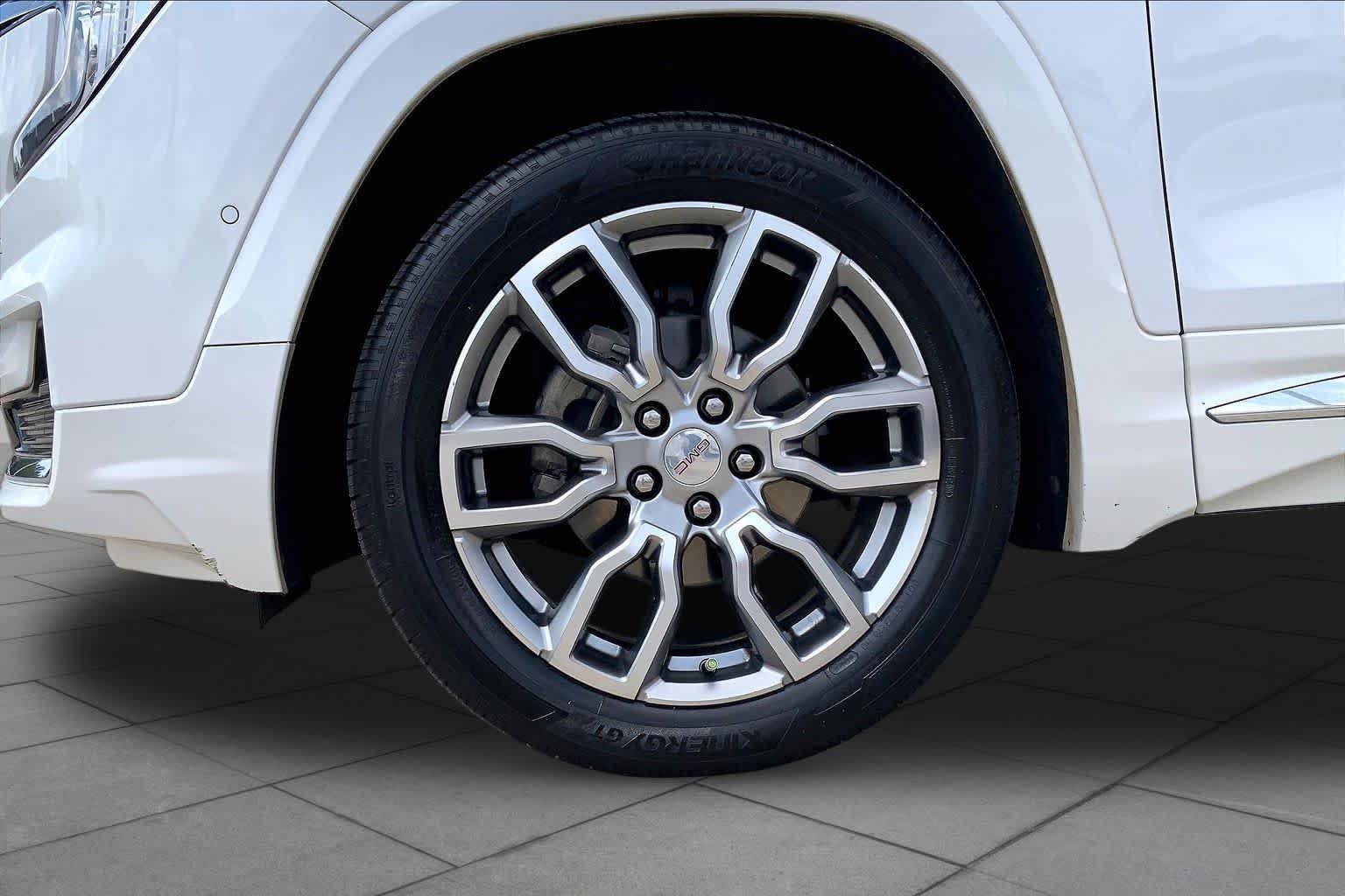 Used 2023 White Frost Tricoat GMC Denali image 11