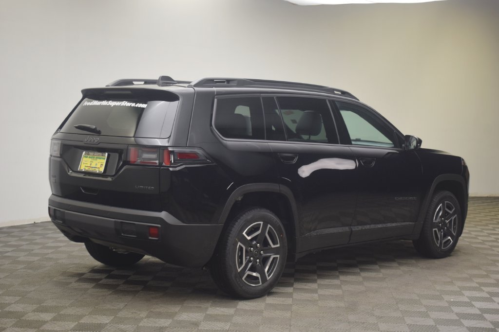 New 2026 Diamond Black Crystal Pearl-Coat Exterior Paint Jeep Limited image 6