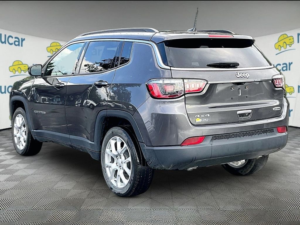 Used 2024 Gray Jeep Latitude Lux image 4