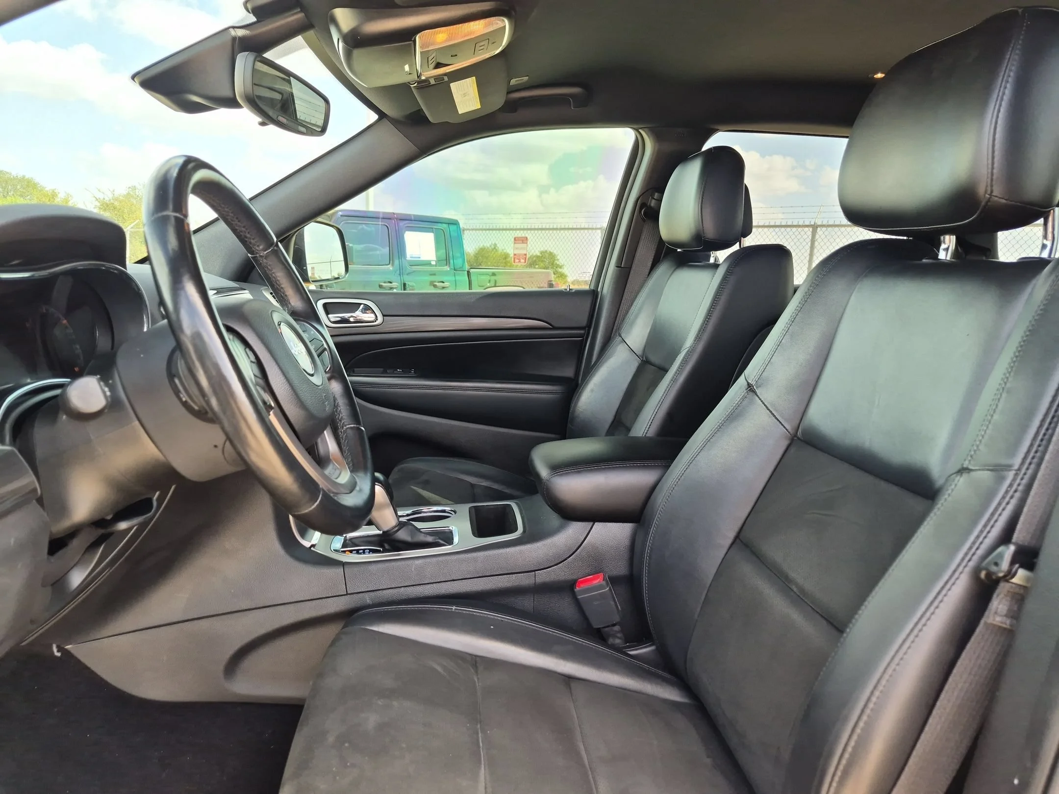 Used 2021 Gray Jeep Laredo X image 9