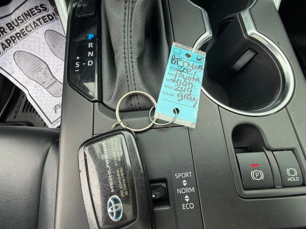 Used 2021 Silver Toyota XLE image 29