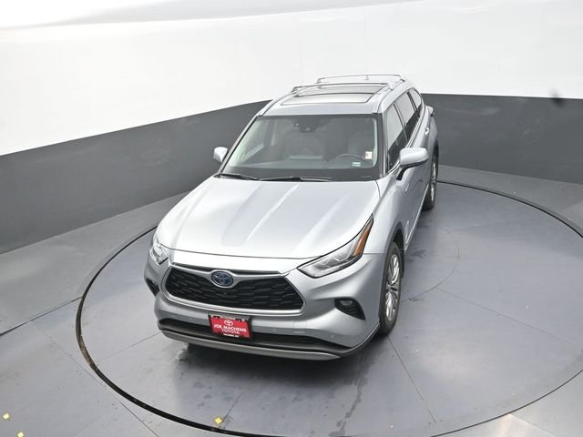 Used 2021 Silver Toyota Platinum image 25